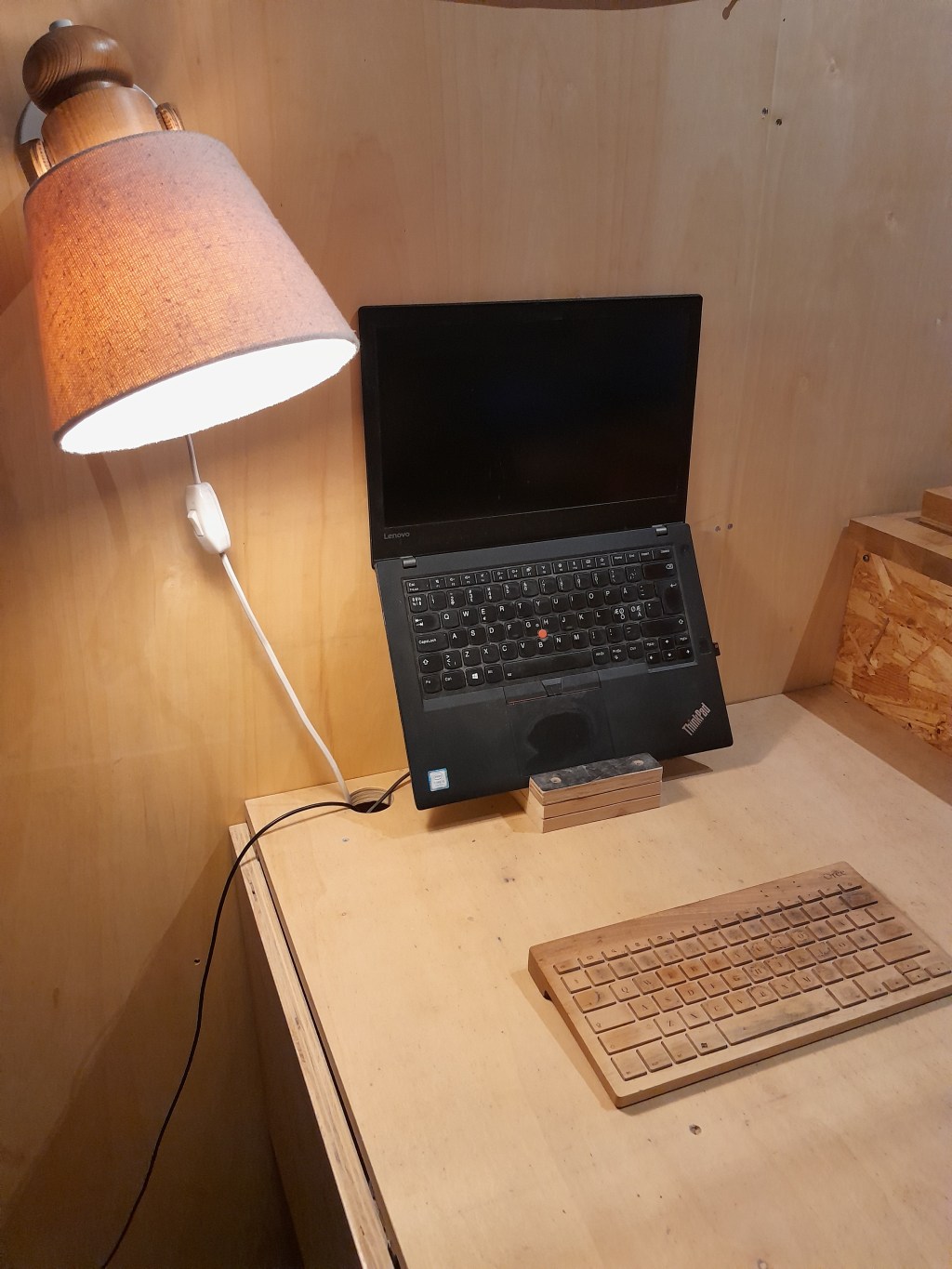 Enkelt pc-&laquo;stativ&raquo; for små&nbsp;bord